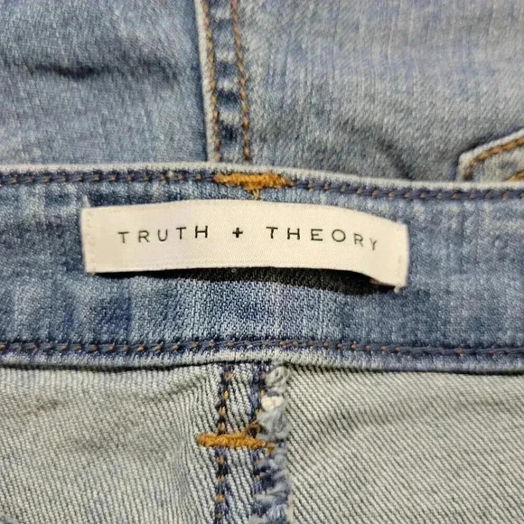 Truth + Theory Size 10 Classic Roll Raw Hem Light Denim Blue Jean Shorts - Picture 8 of 10
